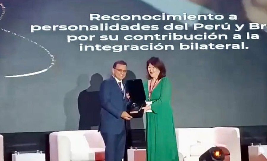 Em Lima, Gonzaga é homenageado pela Câmara de Comércio Brasil-Peru pela luta em prol da integração comercial
